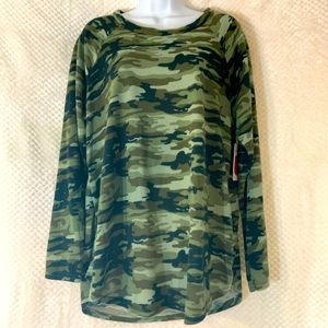NWT - Women’s Medium Weight - Camo Army Long Sleeve Shirt - Sweater - Super Soft